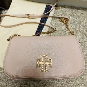 Auth. Beautiful stylish Tory Burch crossbody bag.